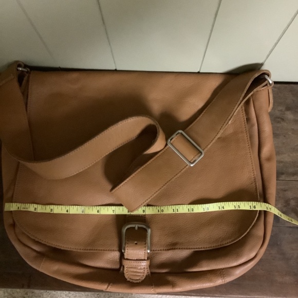Large Leather Camel colored Laptop messenger bag. - Picture 3 of 7